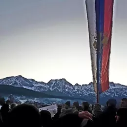 Уз Божићне хладне дане Дурмиторци Цркву бране