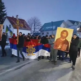 Уз Божићне хладне дане Дурмиторци Цркву бране