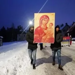 Уз Божићне хладне дане Дурмиторци Цркву бране