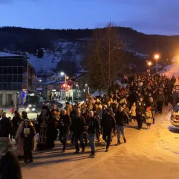 ФОТО: Налагање бадњака у Епархији будимљанско-никшићкој