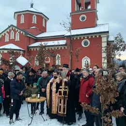 Епископ Јоаникије благосиљао бадњаке пред Саборним храмом у Мојковцу