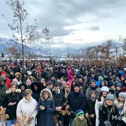 Епископ Јоаникије благосиљао бадњаке пред Саборним храмом у Мојковцу