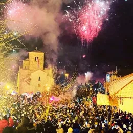 ФОТО: Налагање бадњака у Епархији будимљанско-никшићкој