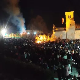 Епископ Јоаникије након налагања бадњака пред манастиром Ђурђеви Ступови: Наставићемо да се боримо за правду нашим заједништвом, слогом, истином и правдом, врлинама и оружјем којим нас је наоружао Богомладенац Исус Христос