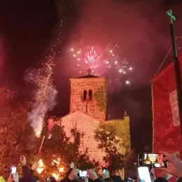 Епископ Јоаникије након налагања бадњака пред манастиром Ђурђеви Ступови: Наставићемо да се боримо за правду нашим заједништвом, слогом, истином и правдом, врлинама и оружјем којим нас је наоружао Богомладенац Исус Христос