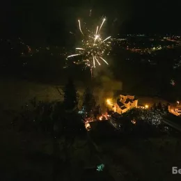 Епископ Јоаникије након налагања бадњака пред манастиром Ђурђеви Ступови: Наставићемо да се боримо за правду нашим заједништвом, слогом, истином и правдом, врлинама и оружјем којим нас је наоружао Богомладенац Исус Христос