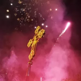 Епископ Јоаникије након налагања бадњака пред манастиром Ђурђеви Ступови: Наставићемо да се боримо за правду нашим заједништвом, слогом, истином и правдом, врлинама и оружјем којим нас је наоружао Богомладенац Исус Христос