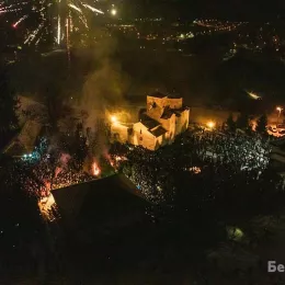 Епископ Јоаникије након налагања бадњака пред манастиром Ђурђеви Ступови: Наставићемо да се боримо за правду нашим заједништвом, слогом, истином и правдом, врлинама и оружјем којим нас је наоружао Богомладенац Исус Христос