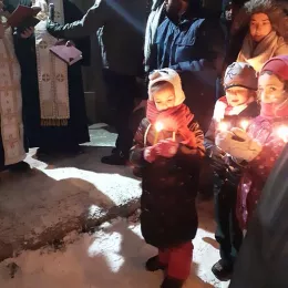 ФОТО: Налагање бадњака у Епархији будимљанско-никшићкој