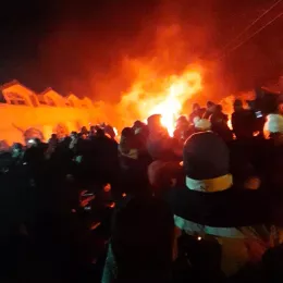 ФОТО: Налагање бадњака у Епархији будимљанско-никшићкој