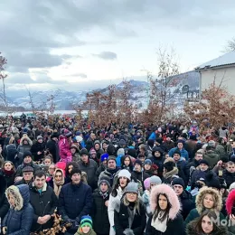 Епископ Јоаникије благосиљао бадњаке пред Саборним храмом у Мојковцу