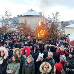 Епископ Јоаникије благосиљао бадњаке пред Саборним храмом у Мојковцу
