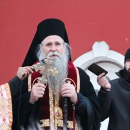 Епископ Јоаникије благосиљао бадњаке пред Саборним храмом у Мојковцу
