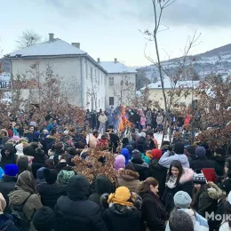 Епископ Јоаникије благосиљао бадњаке пред Саборним храмом у Мојковцу
