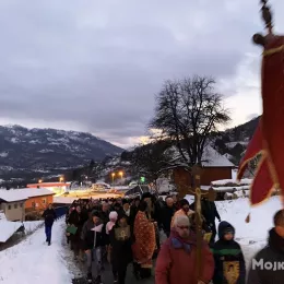 ФОТО: Налагање бадњака у Епархији будимљанско-никшићкој