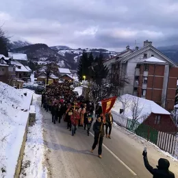 Епископ Јоаникије благосиљао бадњаке пред Саборним храмом у Мојковцу