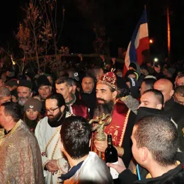 Владика Методије благосиљао Бадњаке пред Саборним храмом у Никшићу