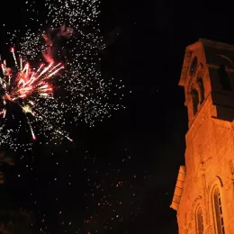 Владика Методије благосиљао Бадњаке пред Саборним храмом у Никшићу