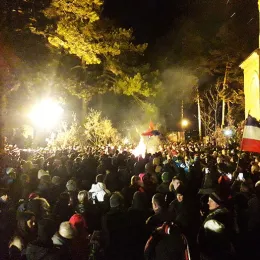 Владика Методије благосиљао Бадњаке пред Саборним храмом у Никшићу