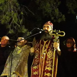 Владика Методије благосиљао Бадњаке пред Саборним храмом у Никшићу