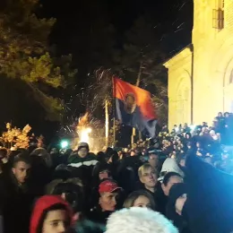 Владика Методије благосиљао Бадњаке пред Саборним храмом у Никшићу