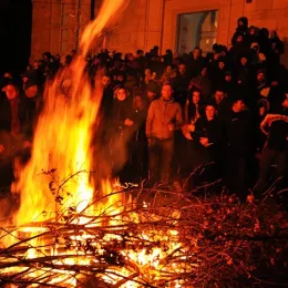 Владика Методије благосиљао Бадњаке пред Саборним храмом у Никшићу