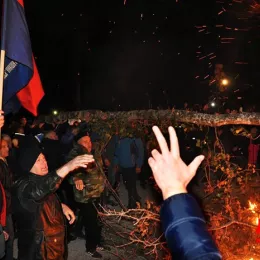 Владика Методије благосиљао Бадњаке пред Саборним храмом у Никшићу