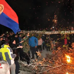 Владика Методије благосиљао Бадњаке пред Саборним храмом у Никшићу