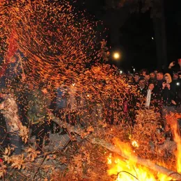 Владика Методије благосиљао Бадњаке пред Саборним храмом у Никшићу