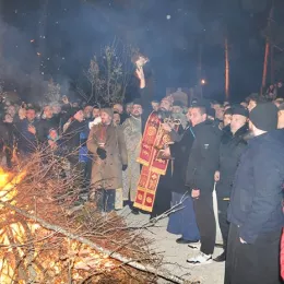 Владика Методије благосиљао Бадњаке пред Саборним храмом у Никшићу
