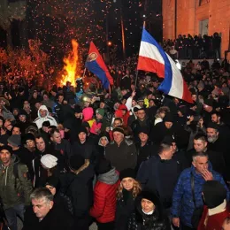 Владика Методије благосиљао Бадњаке пред Саборним храмом у Никшићу