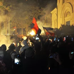 Владика Методије благосиљао Бадњаке пред Саборним храмом у Никшићу
