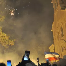 Владика Методије благосиљао Бадњаке пред Саборним храмом у Никшићу