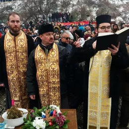 Богојављење у Бијелом Пољу прослављено Литургијом, литијом и пливањем за Часни крст