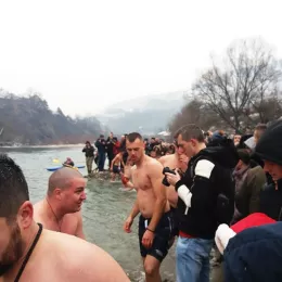 Богојављење у Бијелом Пољу прослављено Литургијом, литијом и пливањем за Часни крст