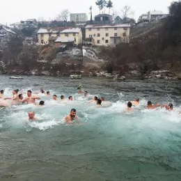 Богојављење у Бијелом Пољу прослављено Литургијом, литијом и пливањем за Часни крст
