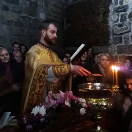 Богојављење у Бијелом Пољу прослављено Литургијом, литијом и пливањем за Часни крст