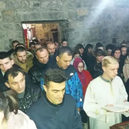 Богојављење у Бијелом Пољу прослављено Литургијом, литијом и пливањем за Часни крст