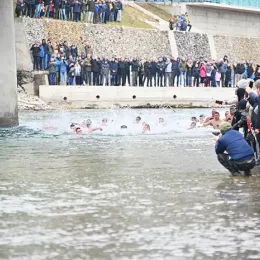 Литија и пливање за Часни крст у Беранама: Први до крста Александар Ралевић