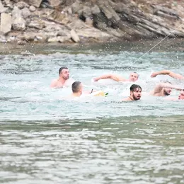 Литија и пливање за Часни крст у Беранама: Први до крста Александар Ралевић