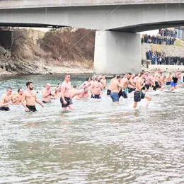 Литија и пливање за Часни крст у Беранама: Први до крста Александар Ралевић