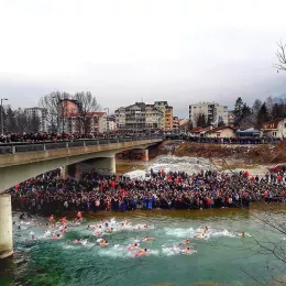 Литија и пливање за Часни крст у Беранама: Први до крста Александар Ралевић