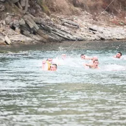 Литија и пливање за Часни крст у Беранама: Први до крста Александар Ралевић