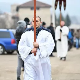 Литија и пливање за Часни крст у Беранама: Први до крста Александар Ралевић