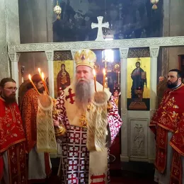 Епископ Јоаникије на Савиндан у Ђурђевим Ступовима
