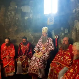 Епископ Јоаникије на Савиндан у Ђурђевим Ступовима