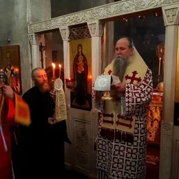 Епископ Јоаникије на Савиндан у Ђурђевим Ступовима