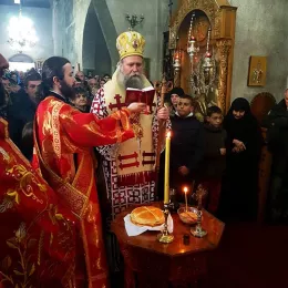Епископ Јоаникије на Савиндан у Ђурђевим Ступовима
