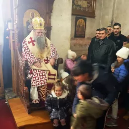 Епископ Јоаникије на Савиндан у Ђурђевим Ступовима