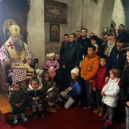 Епископ Јоаникије на Савиндан у Ђурђевим Ступовима